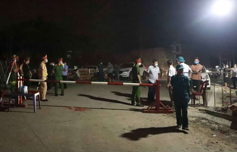 Chủ tịch UBND huyện Yên Lạc chỉ đạo công tác phòng chống dịch COVID-19 tại điểm chốt thôn Báo Văn 1. (Ảnh: Hoàng Hùng/TTXVN)