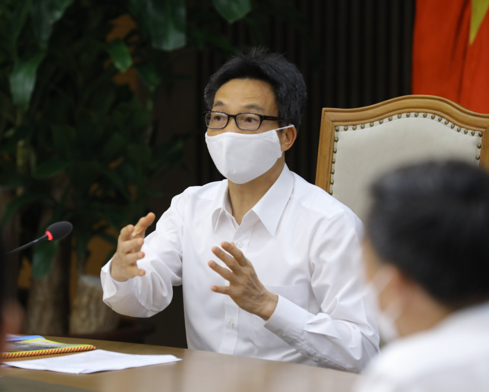 Phó Thủ tướng Vũ Đức Đam chủ trì cuộc họp. (Ảnh: Văn Điệp/TTXVN)