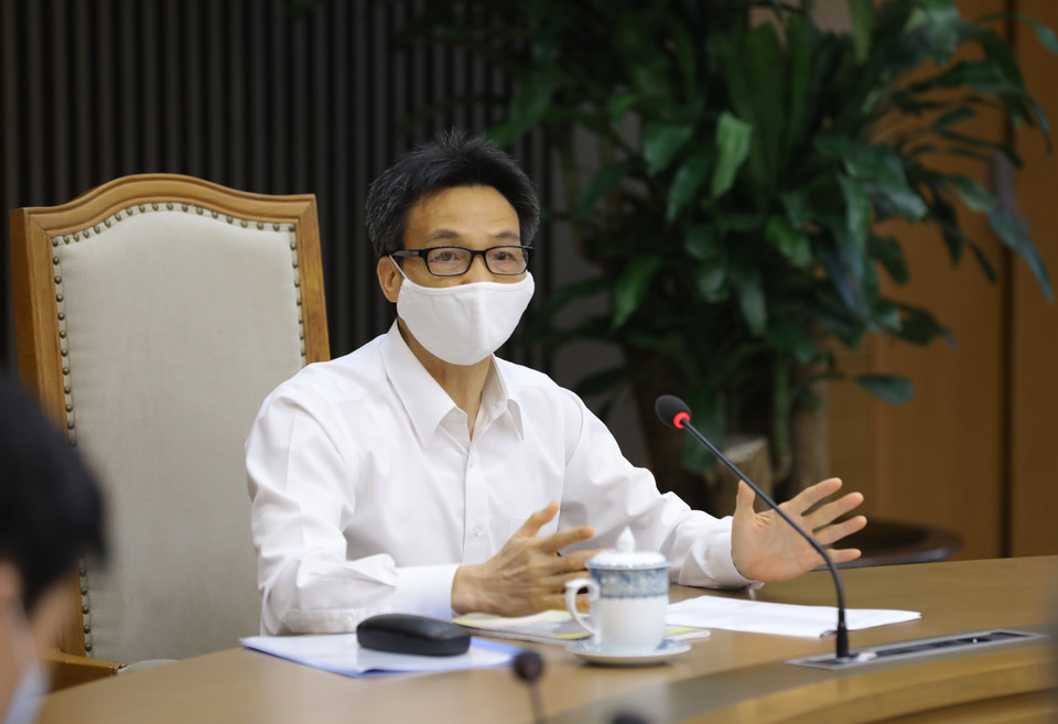 Phó Thủ tướng Vũ Đức Đam chủ trì cuộc họp. (Ảnh: Văn Điệp/TTXVN)