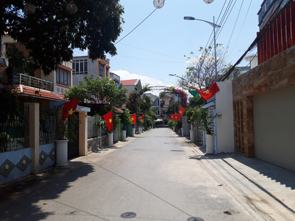 Đường trong khu dân cư luôn vắng vẻ, mọi gia đình đều đóng cửa ở trong nhà. (Ảnh: Tuấn Anh/TTXVN)