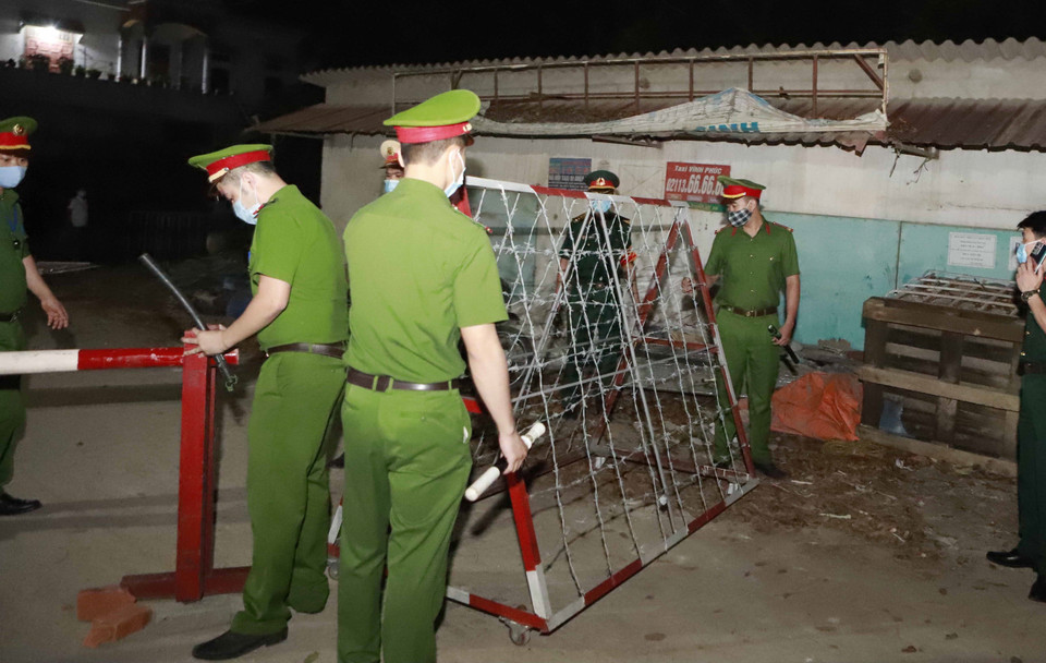 Lực lượng chức năng lập chốt kiểm soát tại Ngã 3 thôn Báo Văn 1, xã Đồng Văn, huyện Yên Lạc. (Ảnh: Hoàng Hùng/TTXVN)