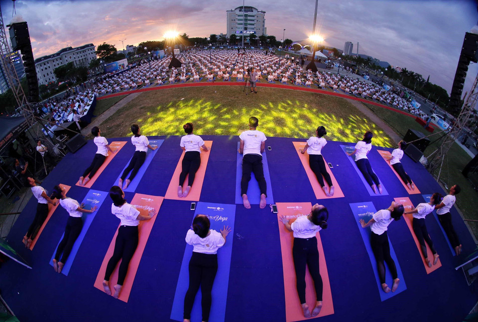 Đồng diễn Yoga nhân Ngày Quốc tế Yoga tại Đà Nẵng. (Ảnh: Trần Lê Lâm/TTXVN)