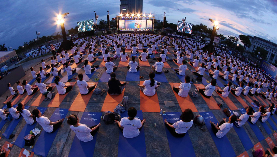 Đồng diễn Yoga nhân Ngày Quốc tế Yoga tại Đà Nẵng. (Ảnh: Trần Lê Lâm/TTXVN)