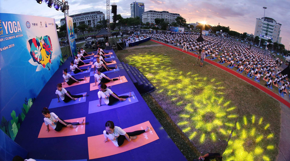 Đồng diễn Yoga nhân Ngày Quốc tế Yoga tại Đà Nẵng. (Ảnh: Trần Lê Lâm/TTXVN)