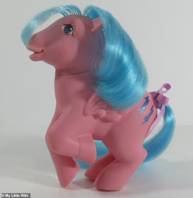 Chú ngựa Pony năm 1993 với giá 786 bảng Anh. Những món đồ chơi với bộ tóc, bờm giả bằng sợi này cũng từng rất quen thuộc trên các kệ hàng lưu niệm của Việt Nam những năm 1990. (Nguồn: Daily Mail)