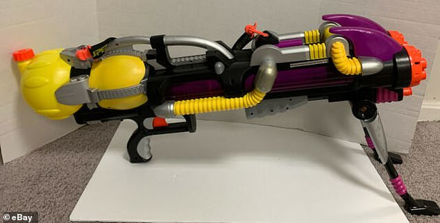 Monster XL Super Soaker, khẩu súng đồ chơi với dáng vẻ kỳ dị có giá 200 bảng Anh. (Nguồn: Daily Mail)