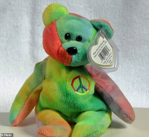 Chú gấu với màu nhuộm cầu vồng rất cũ này có giá trị tới 1.000 bảng Anh. (Nguồn: Daily Mail)