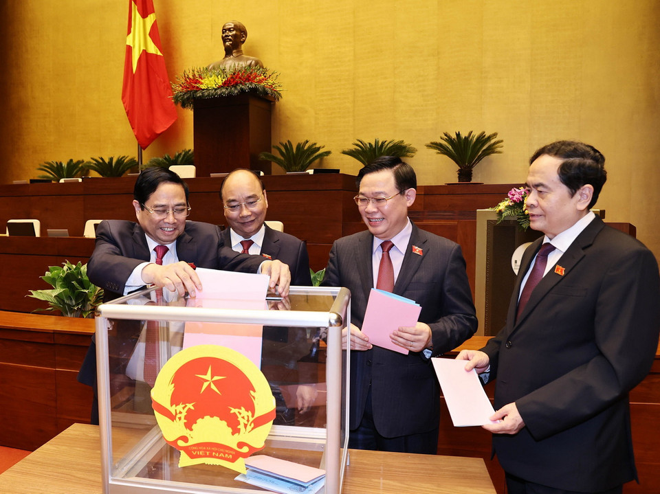 Các đồng chí lãnh đạo Đảng, Nhà nước bỏ phiếu miễn nhiệm một số Phó Thủ tướng Chính phủ, một số Bộ trưởng và thành viên khác của Chính phủ. (Ảnh: Trọng Đức/TTXVN)