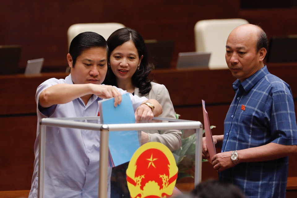 Các đại biểu Quốc hội bỏ phiếu miễn nhiệm một số chức danh. (Ảnh: Dương Giang/TTXVN)