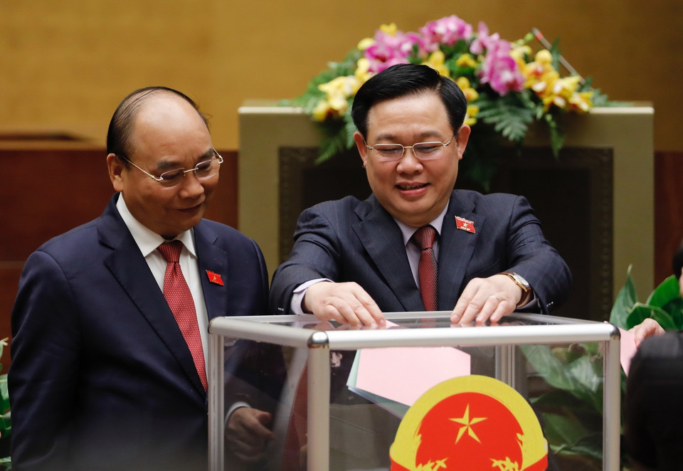 Chủ tịch nước Nguyễn Xuân Phúc và Chủ tịch Quốc hội Vương Đình Huệ bỏ phiếu miễn nhiệm một số chức danh. (Ảnh: Dương Giang/TTXVN)