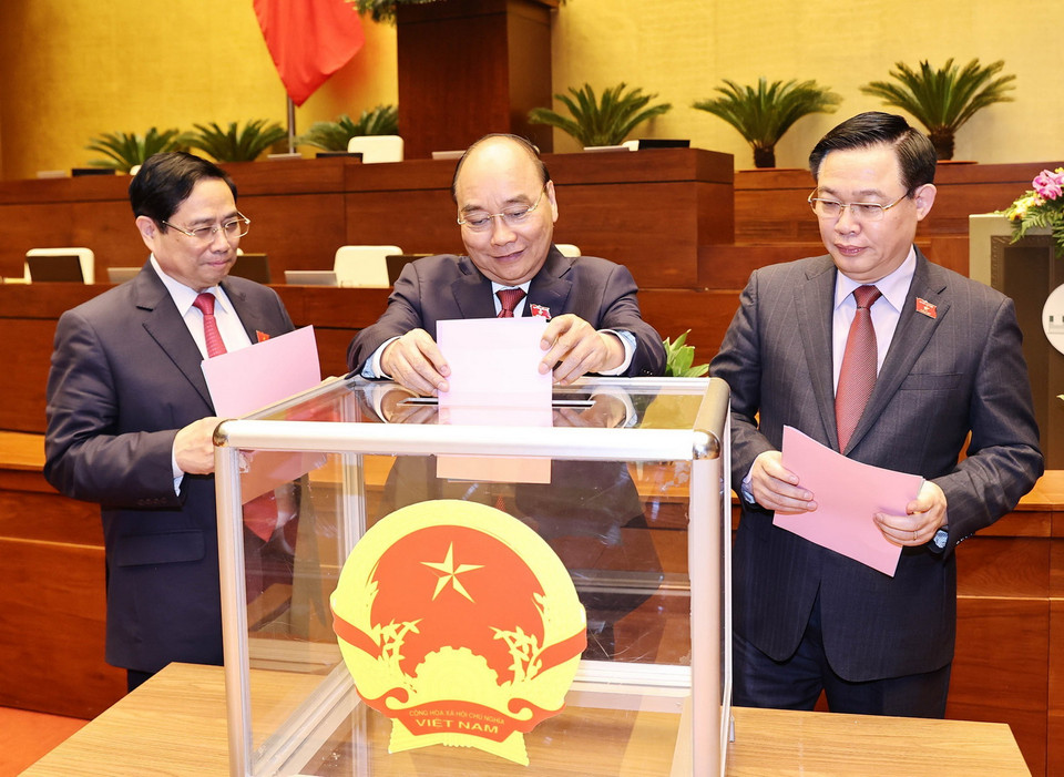 Các đồng chí lãnh đạo Đảng, Nhà nước bỏ phiếu miễn nhiệm một số Phó Thủ tướng Chính phủ, một số Bộ trưởng và thành viên khác của Chính phủ. (Ảnh: Trọng Đức/TTXVN)