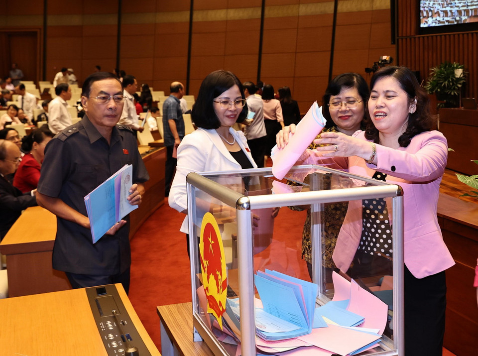 Các đại biểu Quốc hội bỏ phiếu miễn nhiệm một số Phó Thủ tướng Chính phủ, một số Bộ trưởng và thành viên khác của Chính phủ. (Ảnh: Trọng Đức/TTXVN)