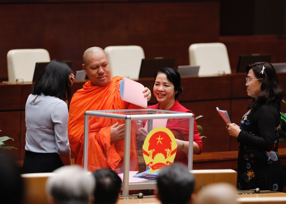 Các đại biểu Quốc hội bỏ phiếu miễn nhiệm một số chức danh. (Ảnh: Dương Giang/TTXVN)