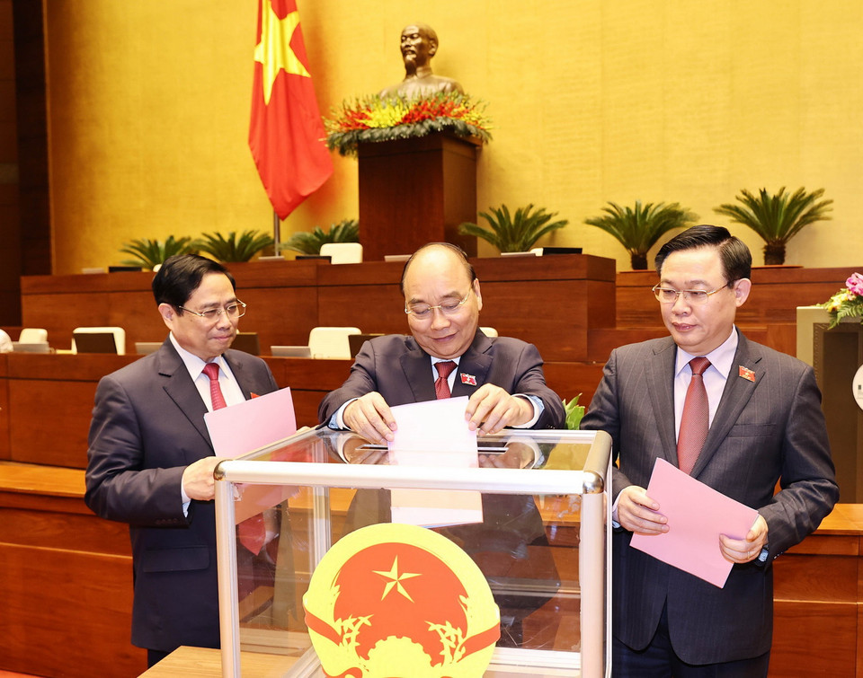 Các đồng chí lãnh đạo Đảng, Nhà nước bỏ phiếu miễn nhiệm một số Phó Thủ tướng Chính phủ, một số Bộ trưởng và thành viên khác của Chính phủ. (Ảnh: Trọng Đức/TTXVN)