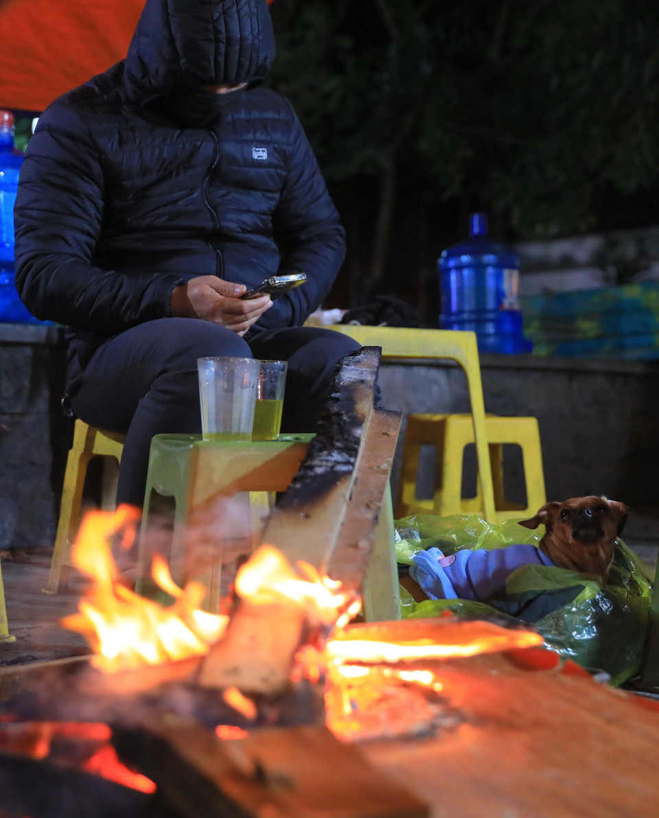 Đốt lửa sưởi ấm trên vỉa hè phố Tây Sơn, Hà Nội. (Ảnh: Hoàng Hiếu/TTXVN)