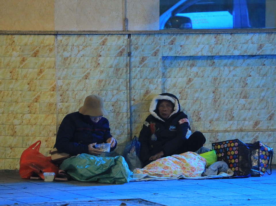 Những người vô gia cư trên phố Tràng Thi trong tối 22/1. (Ảnh: Hoàng Hiếu/TTXVN)