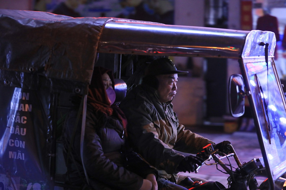 Những người cao tuổi, nhất là những người mắc bệnh hô hấp phải hết sức chú ý sức khỏe khi ra đường về đêm. (Ảnh: Hoàng Hiếu/TTXVN)