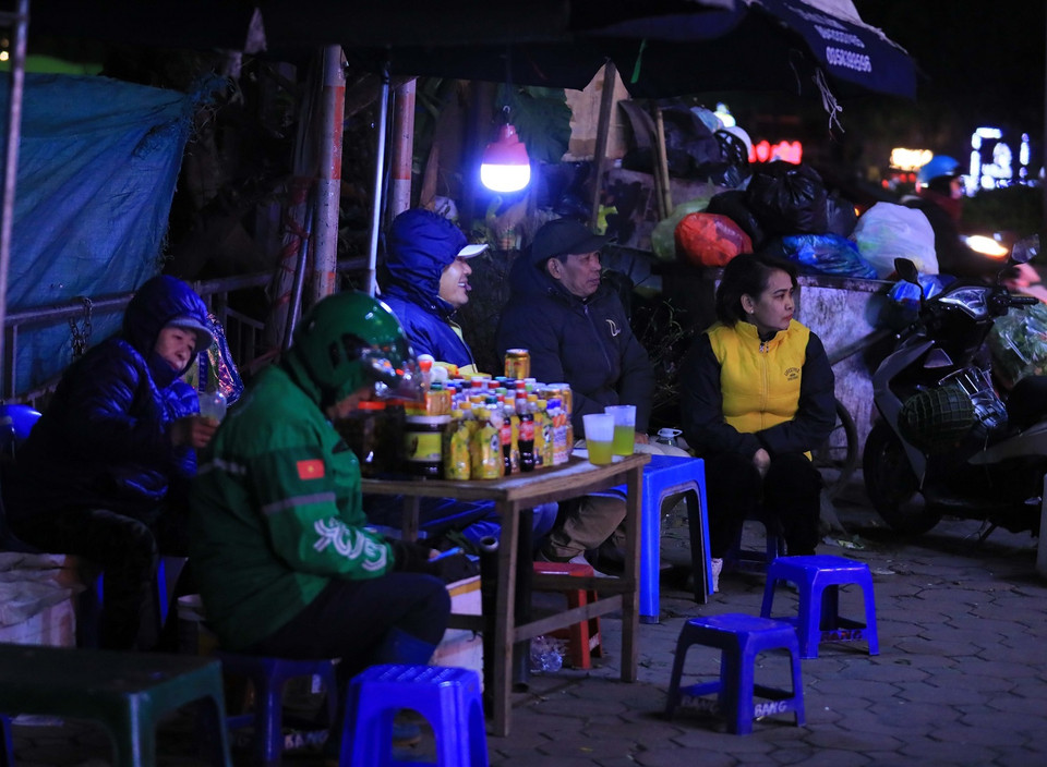 Người dân co ro trong thời tiết giá lạnh. (Ảnh: Hoàng Hiếu/TTXVN)