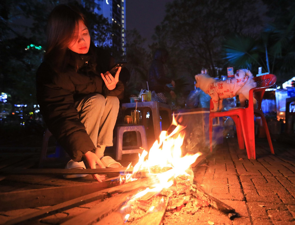 Nhiều người dân đốt lửa sưởi ấm trong tối 22/1. (Ảnh: Hoàng Hiếu/TTXVN)