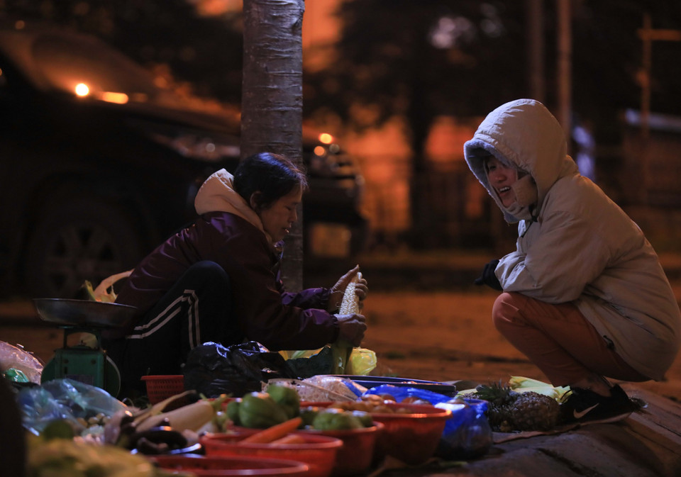 Nhiều người lao động tự do vẫn phải mưu sinh trong cái lạnh 10 độ C đêm 22/1. (Ảnh: Hoàng Hiếu/TTXVN)