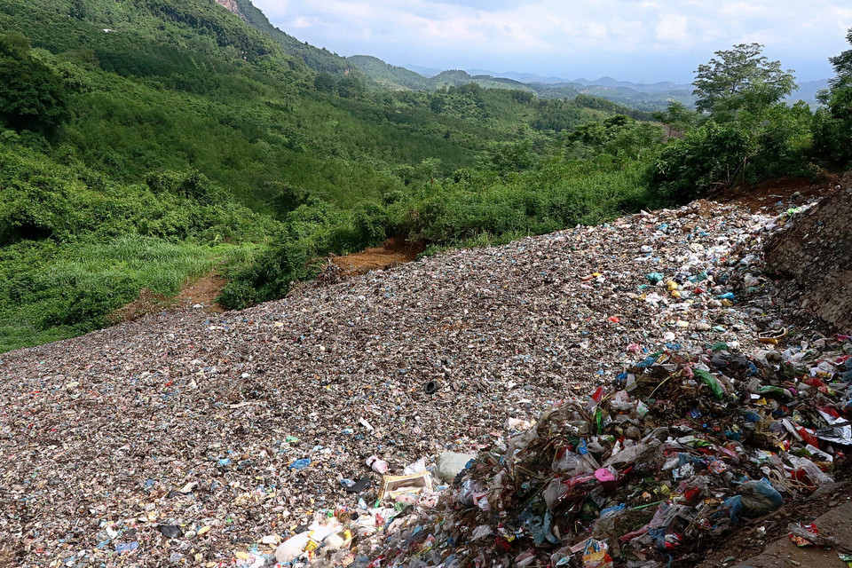 Rác thải bị ủn lấp xuống khe núi không được xử lý. (Ảnh: Thanh Hải/TTXVN)