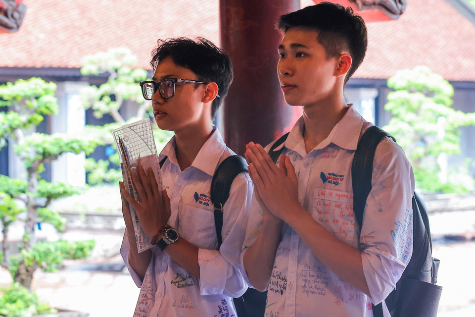 Thí sinh đến Khu Di tích Quốc gia Đặc biệt Văn Miếu-Quốc Tử Giám cầu may mắn, làm bài tốt trong kỳ thi sắp tới. (Ảnh: Hoàng Hiếu/TTXVN)