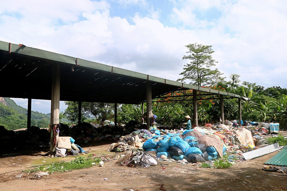 Bãi rác tập kết của Công ty Cổ phần đầu tư Kim Đạt Việt bốc mùi hôi thối nồng nặc. (Ảnh: Thanh Hải/TTXVN)