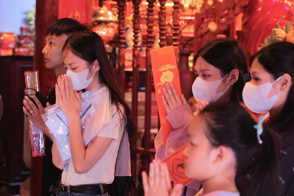 Nhiều thí sinh đến Khu Di tích Quốc gia Đặc biệt Văn Miếu- Quốc Tử Giám cầu may, làm bài tốt trong kỳ thi sắp tới. (Ảnh: Hoàng Hiếu/TTXVN)