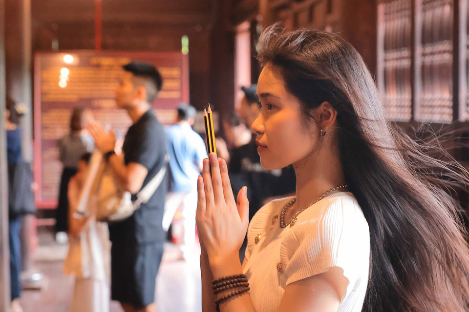 Thí sinh mang bút đến cầu mong làm bài tốt, đạt được kết quả cao trong kỳ thi sắp tới. (Ảnh: Hoàng Hiếu/ TTXVN)