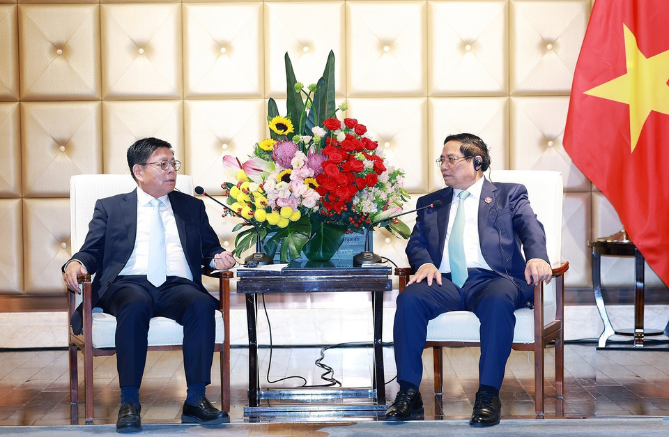Thủ tướng Phạm Minh Chính tiếp ông Lou Qiliang, Chủ tịch Tập đoàn Truyền thông và Tín hiệu Đường sắt Quốc gia Trung Quốc. (Ảnh: Dương Giang/TTXVN)