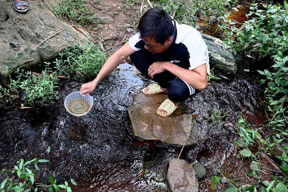 Nguồn nước suối Mó Cơi ô nhiễm không có sinh vật nào sinh sống được. (Ảnh: Thanh Hải/TTXVN)