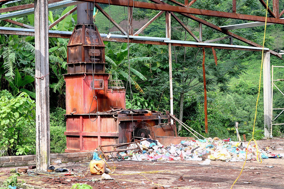 Lò đốt thủ công của Công ty Cổ phần đầu tư Kim Đạt Việt thi thoảng mới được hoạt động. (Ảnh: Thanh Hải/TTXVN)