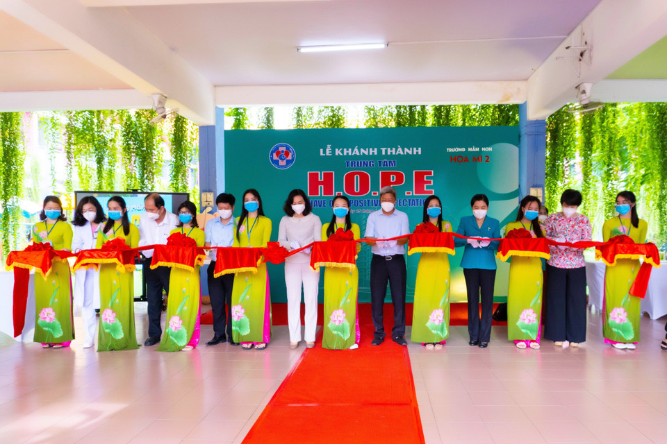 Lãnh đạo Bộ Y tế, Sở Y tế, Hội Liên hiệp Phụ nữ Thành phố Hồ Chí Minh cắt băng khánh thành Trung tâm H.O.P.E. (Ảnh: TTXVN phát)