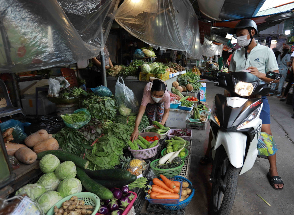 Hiện các chợ dân sinh trên địa bàn Hà Nội đã chủ động liên kết với các địa phương sản xuất, doanh nghiệp, cơ sở, đơn vị cung cấp đảm bảo đầy đủ, nguồn hàng dự trữ. (Ảnh: Vũ Sinh/TTXVN)