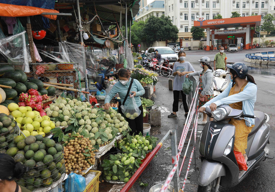 Các chợ sắp xếp, bố trí các quầy hàng phù hợp, điều chỉnh giảm số lượng khách trong cùng thời điểm, đảm bảo thực hiện thông điệp 5K của Bộ Y tế và phải tuân thủ nghiêm các quy định về phòng, chống dịch. (Ảnh: Vũ Sinh/TTXVN)
