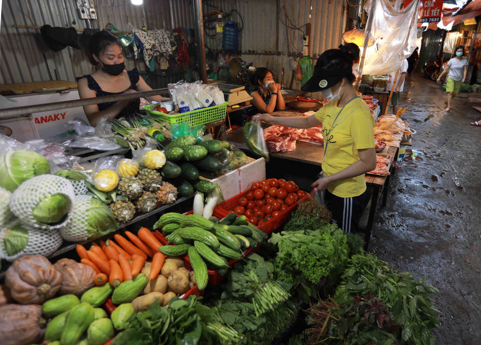 Các chợ sắp xếp, bố trí các quầy hàng phù hợp, điều chỉnh giảm số lượng khách trong cùng thời điểm, đảm bảo thực hiện thông điệp 5K của Bộ Y tế và phải tuân thủ nghiêm các quy định về phòng, chống dịch. (Ảnh: Vũ Sinh/TTXVN)