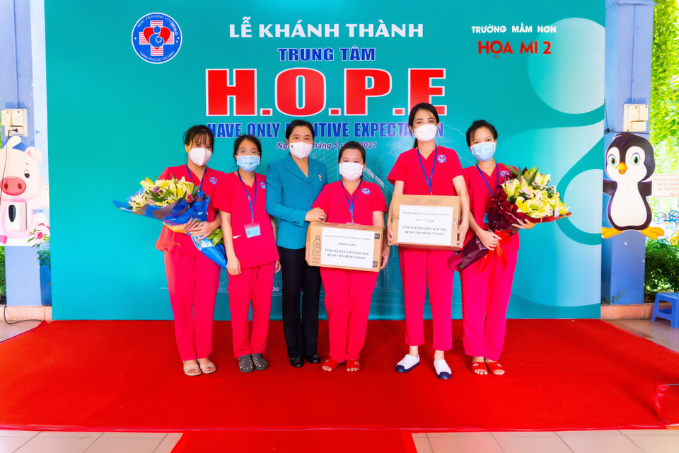 Đội ngũ bảo mẫu là các tình nguyện viên tình nguyện đăng ký chăm sóc trẻ sơ sinh có mẹ mắc COVID-19. (Ảnh: TTXVN phát)