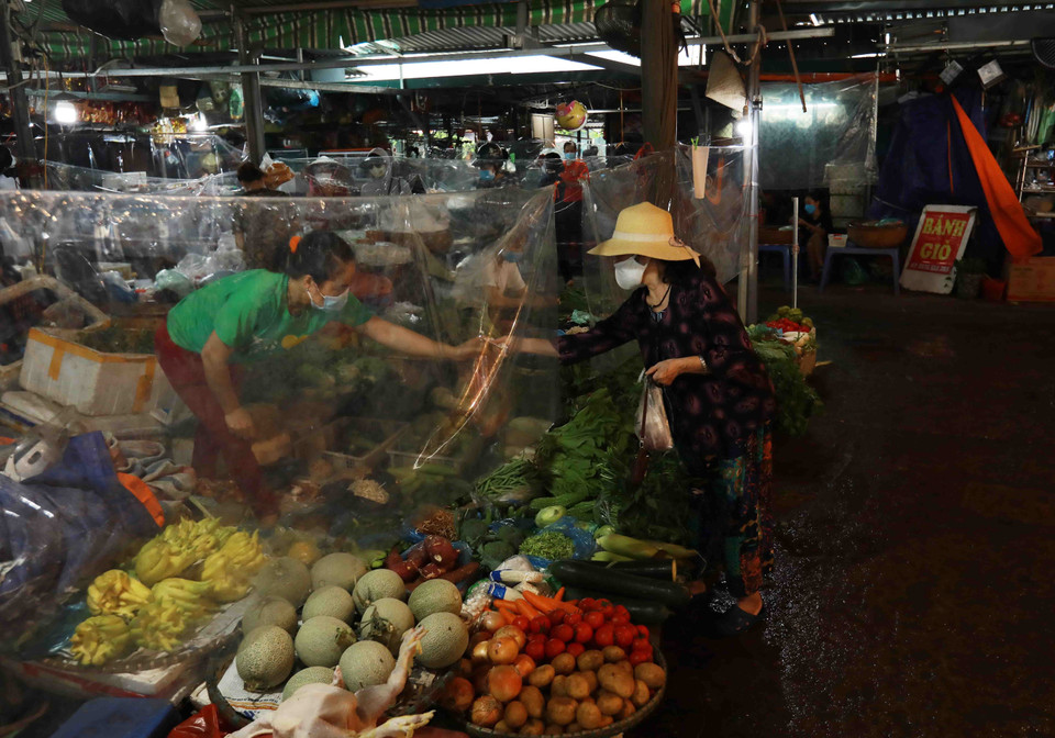 Giá các mặt hàng thiết yếu tại Chợ Nam Trung Yên (phường Trung Hòa, quận Cầu Giấy) ngày 25/8 tăng không đáng kể so với các ngày bình thường. (Ảnh: Vũ Sinh/TTXVN)