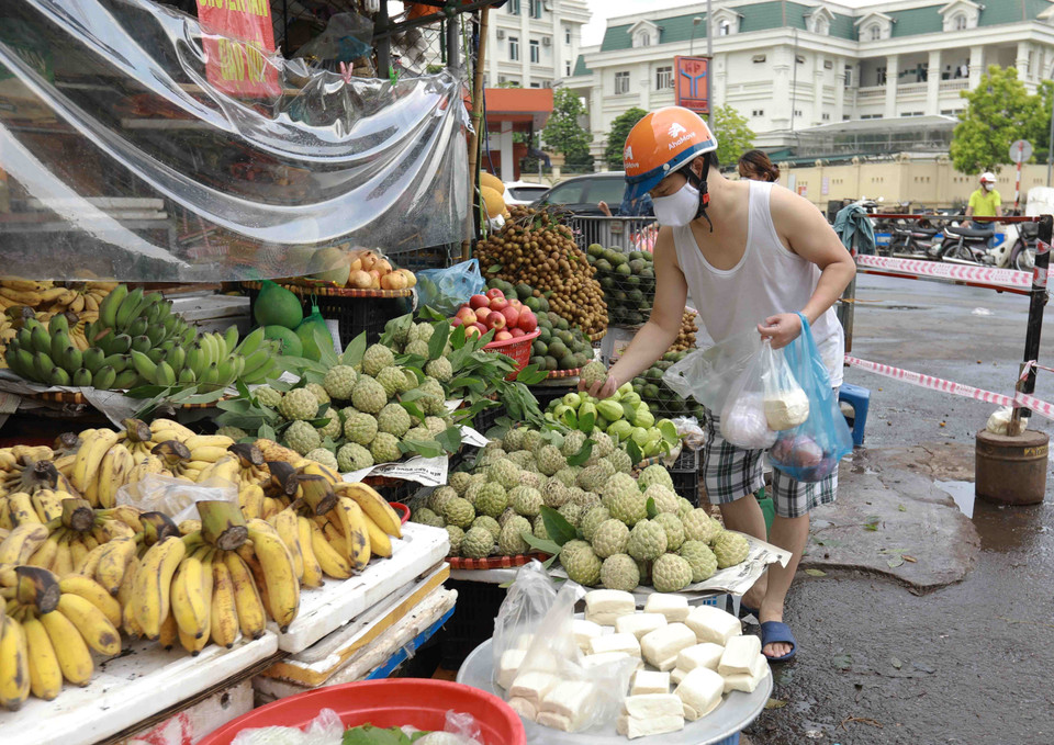 Người dân đến mua sắm tại chợ Nam trung Yên (phường Trung Hòa, quận Cầu Giấy) luôn đảm bảo về phòng, chống dịch. (Ảnh: Vũ Sinh/TTXVN)