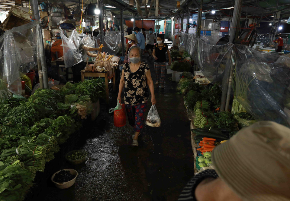 Hiện các chợ dân sinh trên địa bàn Hà Nội đã chủ động liên kết với các địa phương sản xuất, doanh nghiệp, cơ sở, đơn vị cung cấp đảm bảo đầy đủ nguồn hàng dự trữ. (Ảnh: Vũ Sinh/TTXVN)