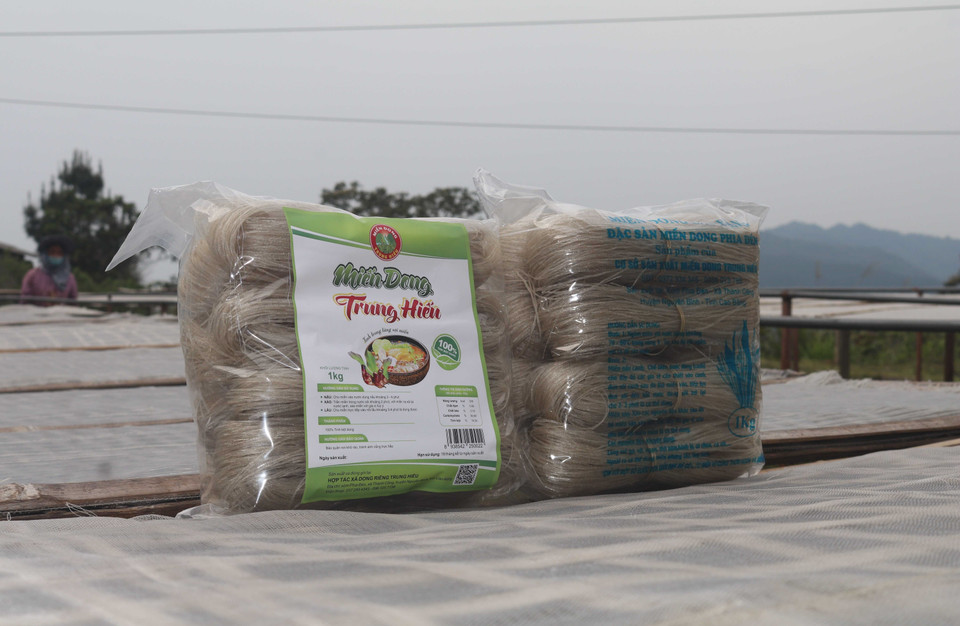 Miến thành phẩm được đóng gói và mang đi tiêu thụ. (Ảnh: Chu Hiệu/TTXVN)