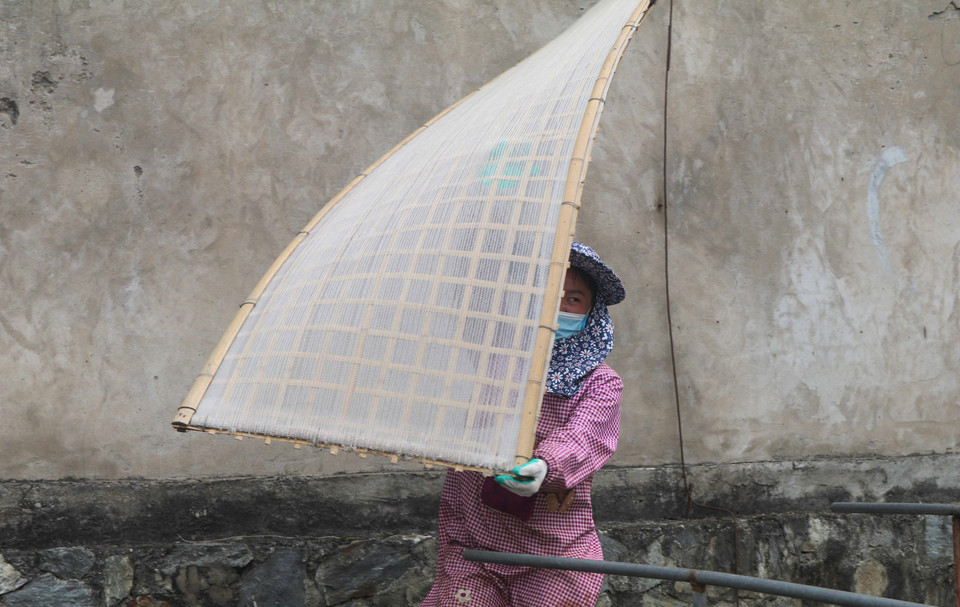 Từ lâu nghề làm miến dong ở xóm Phia Đén, xã Thành Công, huyện Nguyên Bình, tỉnh Cao Bằng đã nổi tiếng gần xa bởi sợi miến dai, thơm ngon không nơi đâu sánh bằng. (Ảnh: Chu Hiệu/TTXVN)