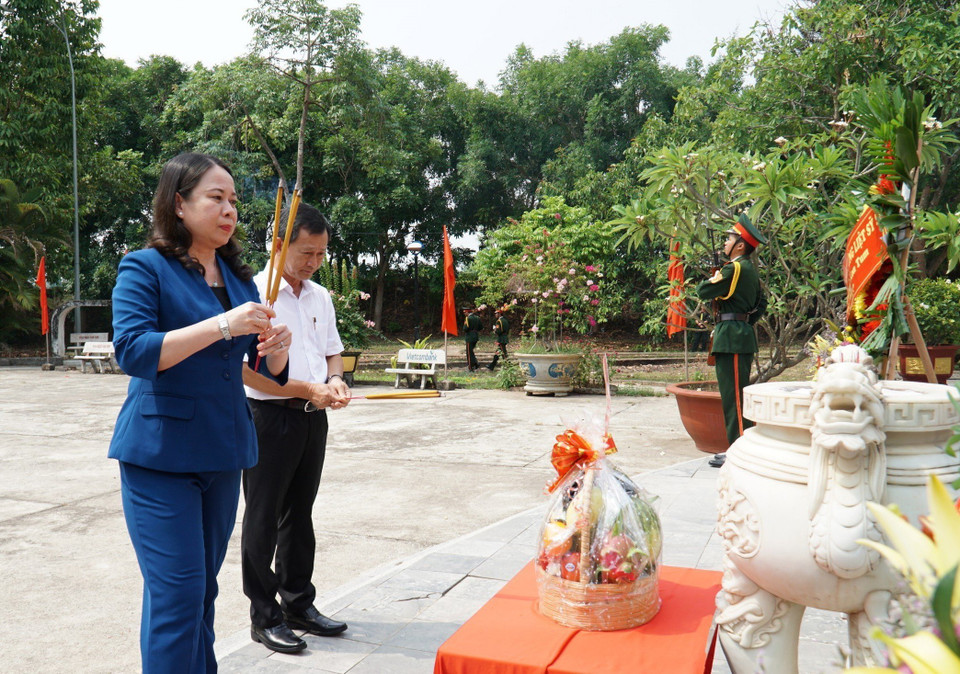Quyền Chủ tịch nước Võ Thị Ánh Xuân dâng hoa, dâng hương tại Khu Di tích Lịch sử Văn hóa Quốc gia Ngục Kon Tum, tỉnh Kon Tum. (Ảnh: Khoa Chương/TTXVN)