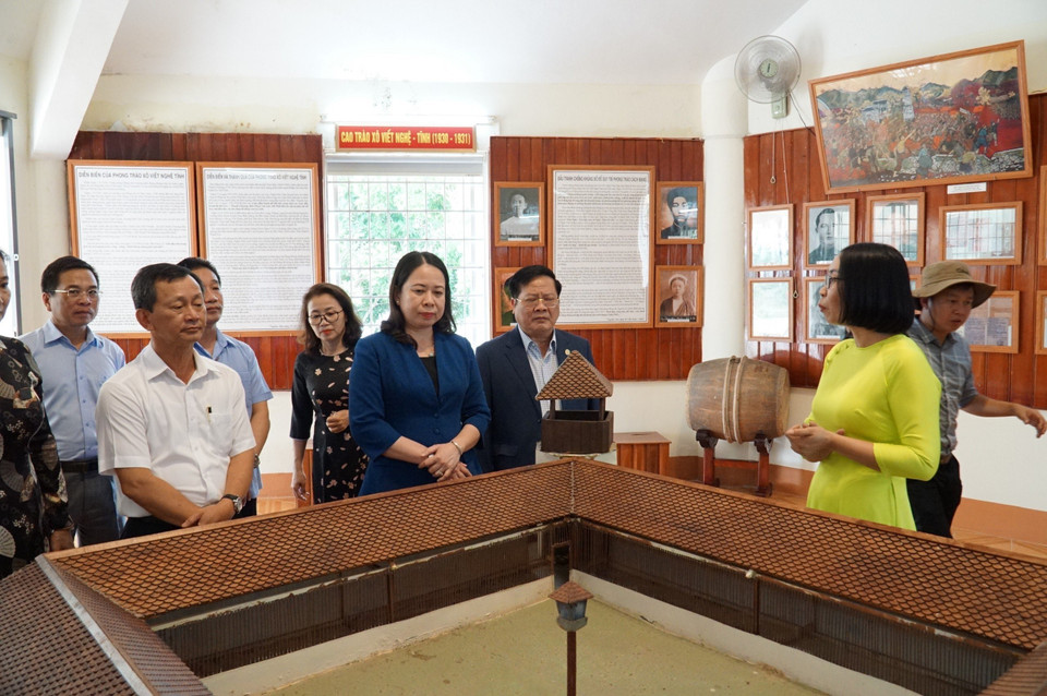 Quyền Chủ tịch nước Võ Thị Ánh Xuân tham quan phòng trưng bày tại Khu Di tích Lịch sử Văn hóa Quốc gia Ngục Kon Tum. (Ảnh: Khoa Chương/TTXVN)