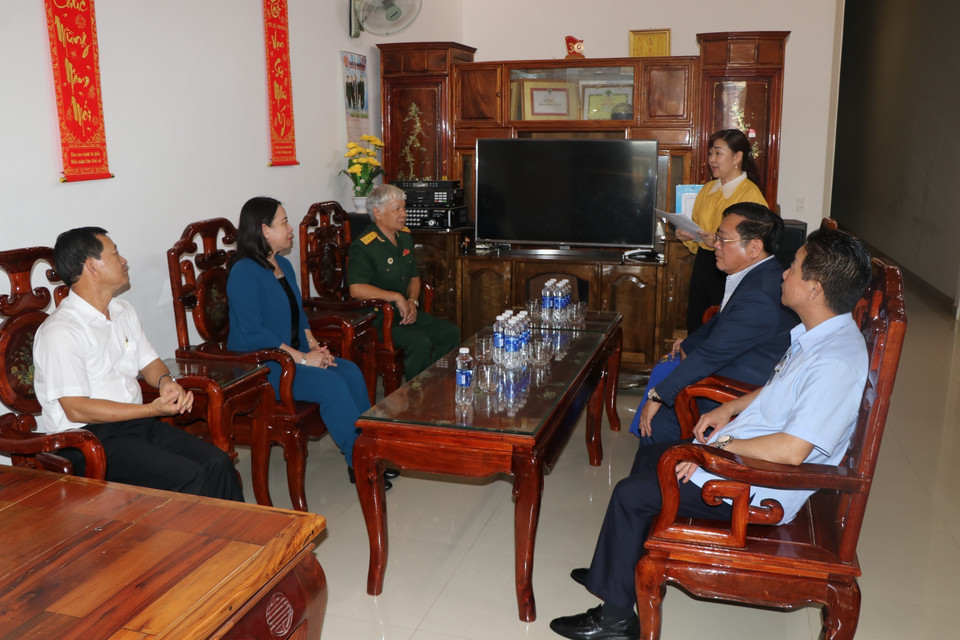 Quyền Chủ tịch nước Võ Thị Ánh Xuân đến thăm gia đình cựu chiến binh Trần Đình Thị (phường Duy Tân, thành phố Kon Tum). (Ảnh: Khoa Chương/TTXVN)