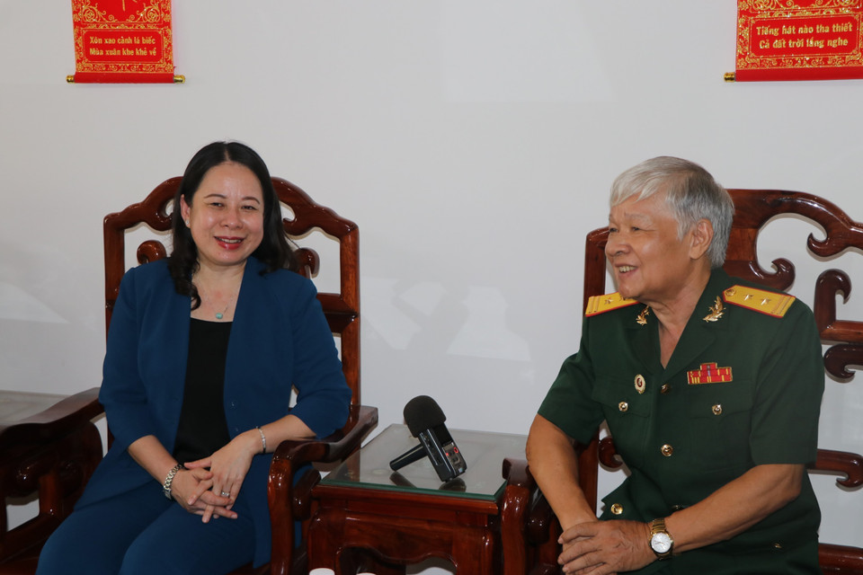 Quyền Chủ tịch nước Võ Thị Ánh Xuân thăm cựu chiến binh Trần Đình Thị (phường Duy Tân, thành phố Kon Tum). (Ảnh: Khoa Chương/TTXVN)