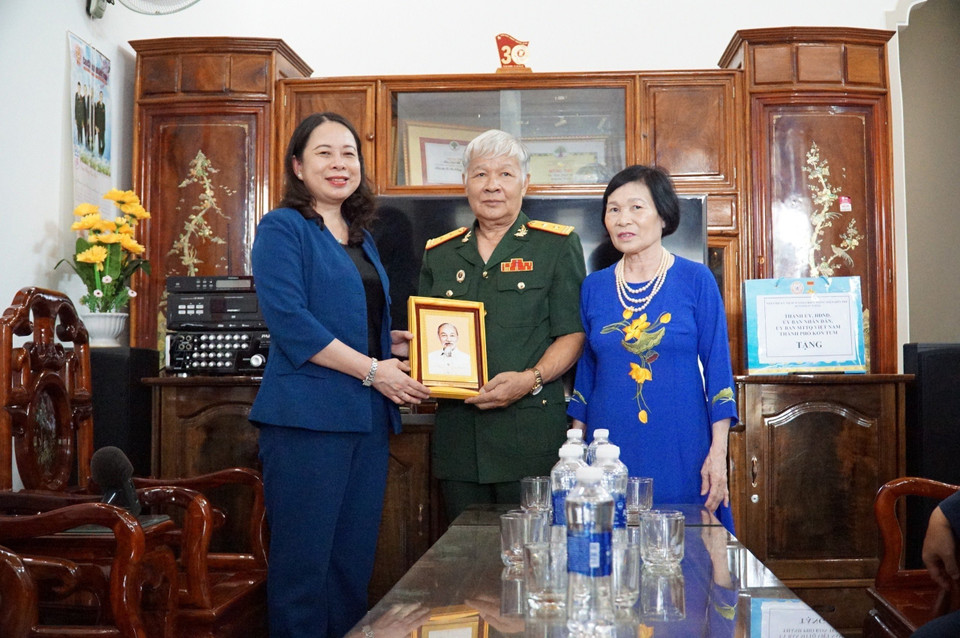 Quyền Chủ tịch nước Võ Thị Ánh Xuân đến thăm, động viên, tặng quà cựu chiến binh Trần Đình Thị (phường Duy Tân, thành phố Kon Tum). (Ảnh: Khoa Chương/TTXVN)