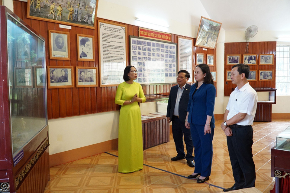 Quyền Chủ tịch nước Võ Thị Ánh Xuân tham quan phòng trưng bày tại Khu Di tích Lịch sử Văn hóa Quốc gia Ngục Kon Tum. (Ảnh: Khoa Chương/TTXVN)