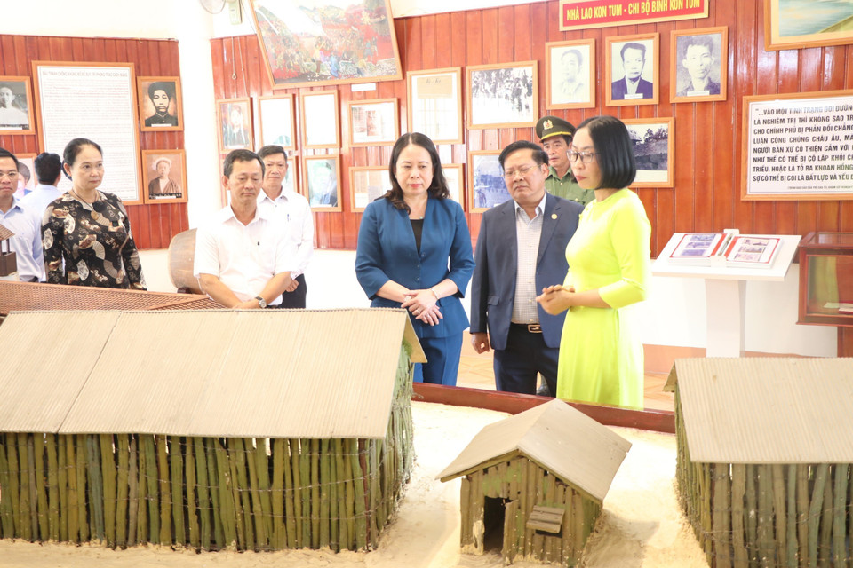 Quyền Chủ tịch nước Võ Thị Ánh Xuân tham quan phòng trưng bày tại Khu Di tích Lịch sử Văn hóa Quốc gia Ngục Kon Tum. (Ảnh: Khoa Chương/TTXVN)
