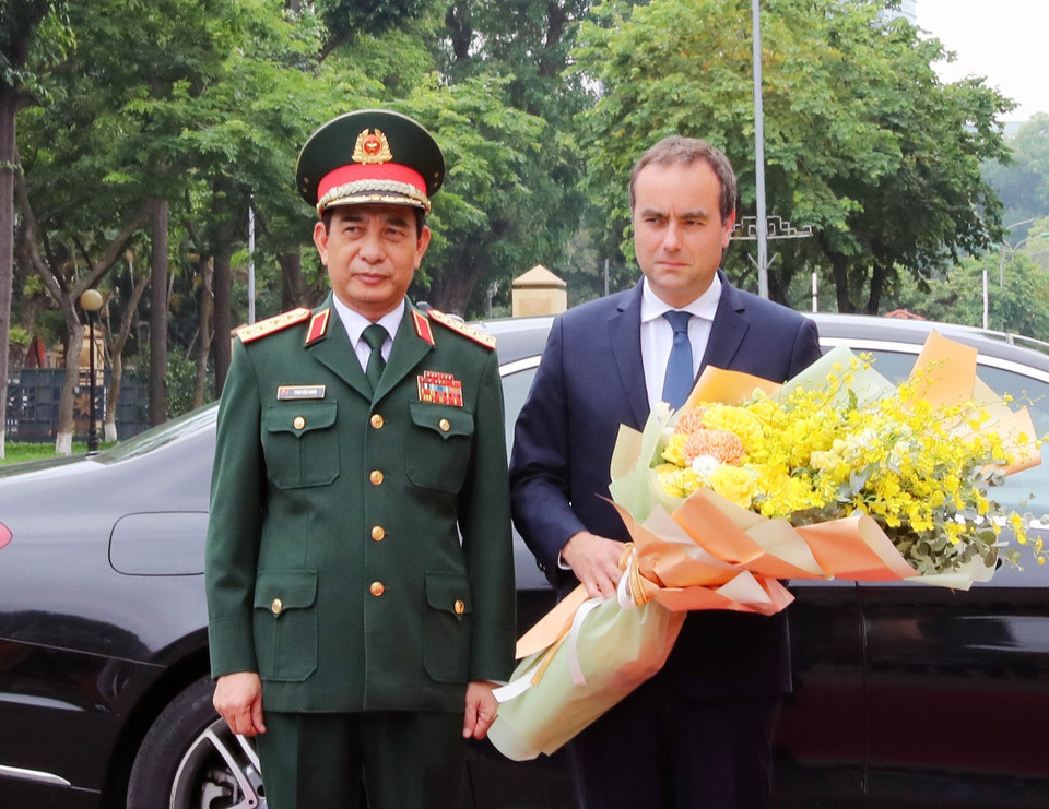 Bộ trưởng Quốc phòng Phan Văn Giang đón Bộ trưởng Quân đội Pháp Sébastien Lecornu. (Ảnh: Trọng Đức/TTXVN)
